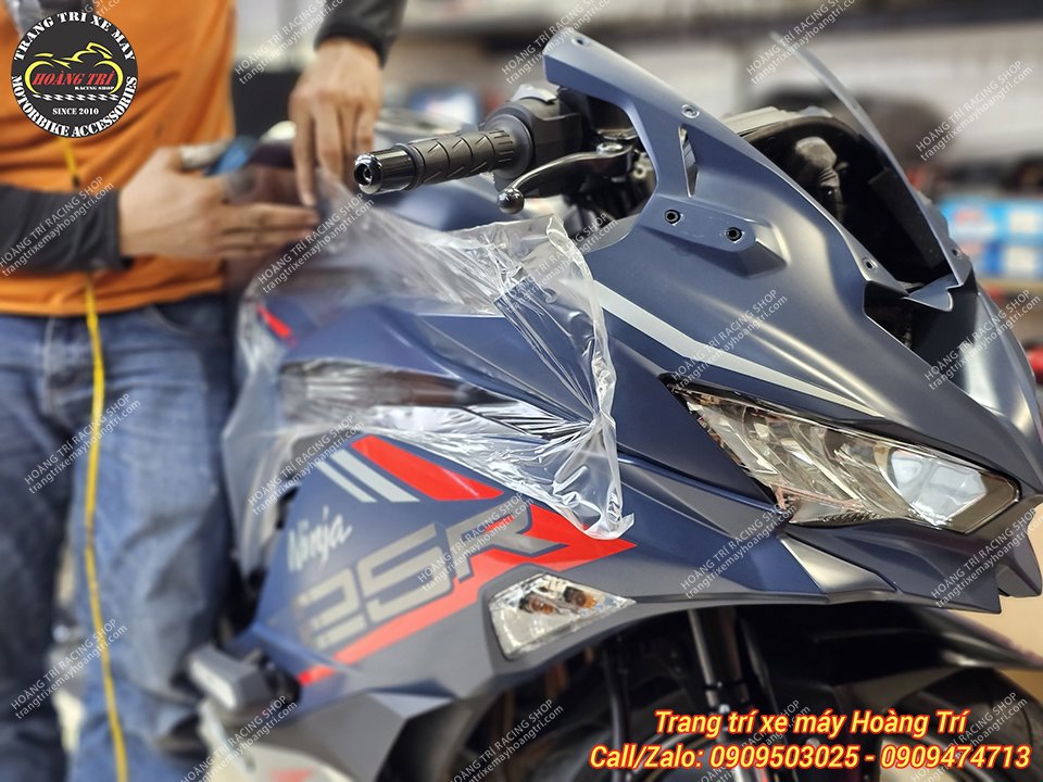 Nhân viên đang dán keo xe cho chiếc Kawasaki Ninja ZX25R