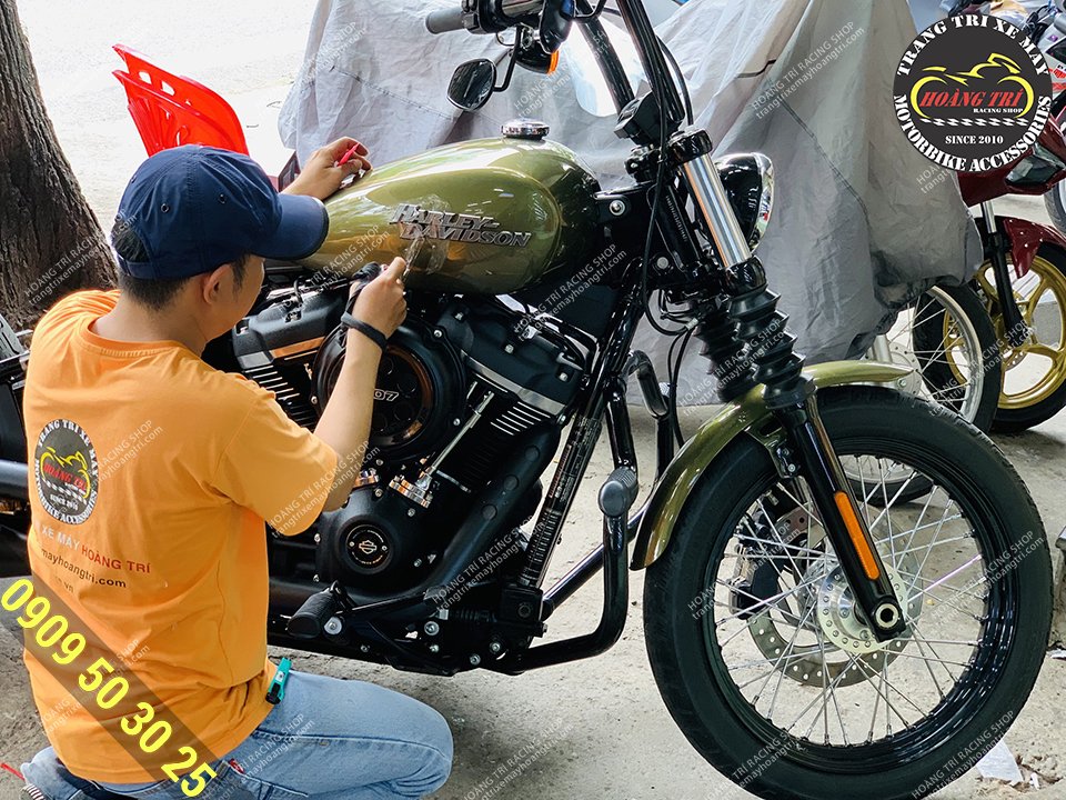 Nhân viên đang thi công dán keo xe Harley Davidson StreetBod