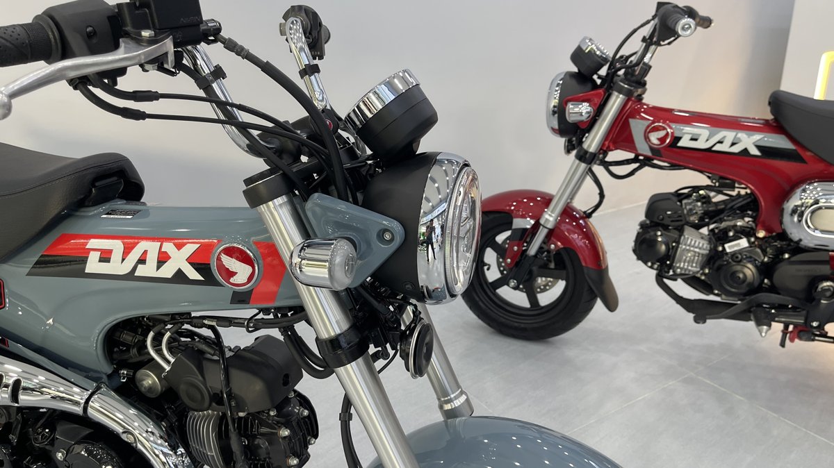 Honda Dax 125 Trail Sport với đèn pha tròn đặc trưng