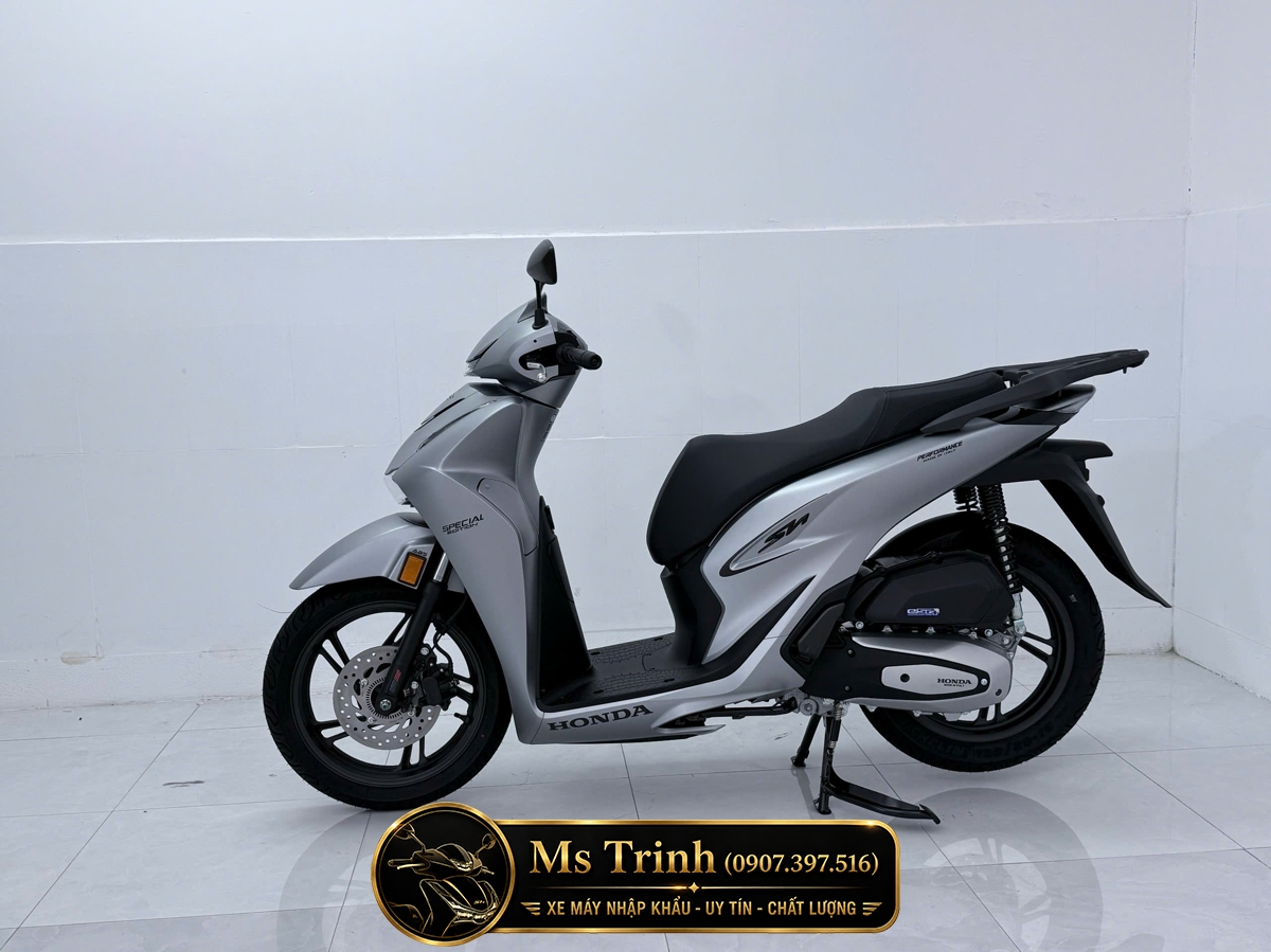 Honda SH150i Special Edition HMR màu bạc nổi bật với vẻ đẹp sang trọng
