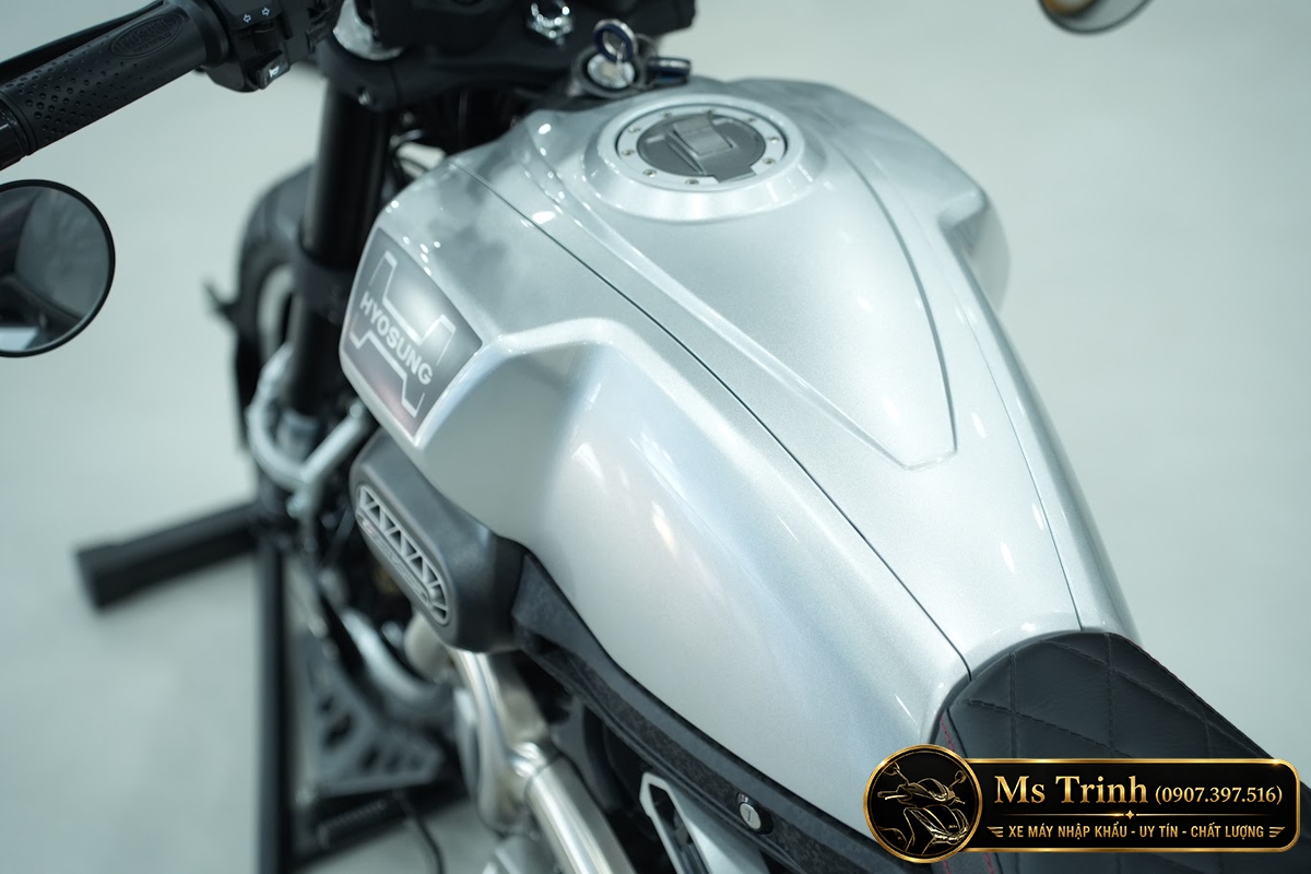 Bình xăng Hyosung GV350X màu bạc thiết kế cơ bắp