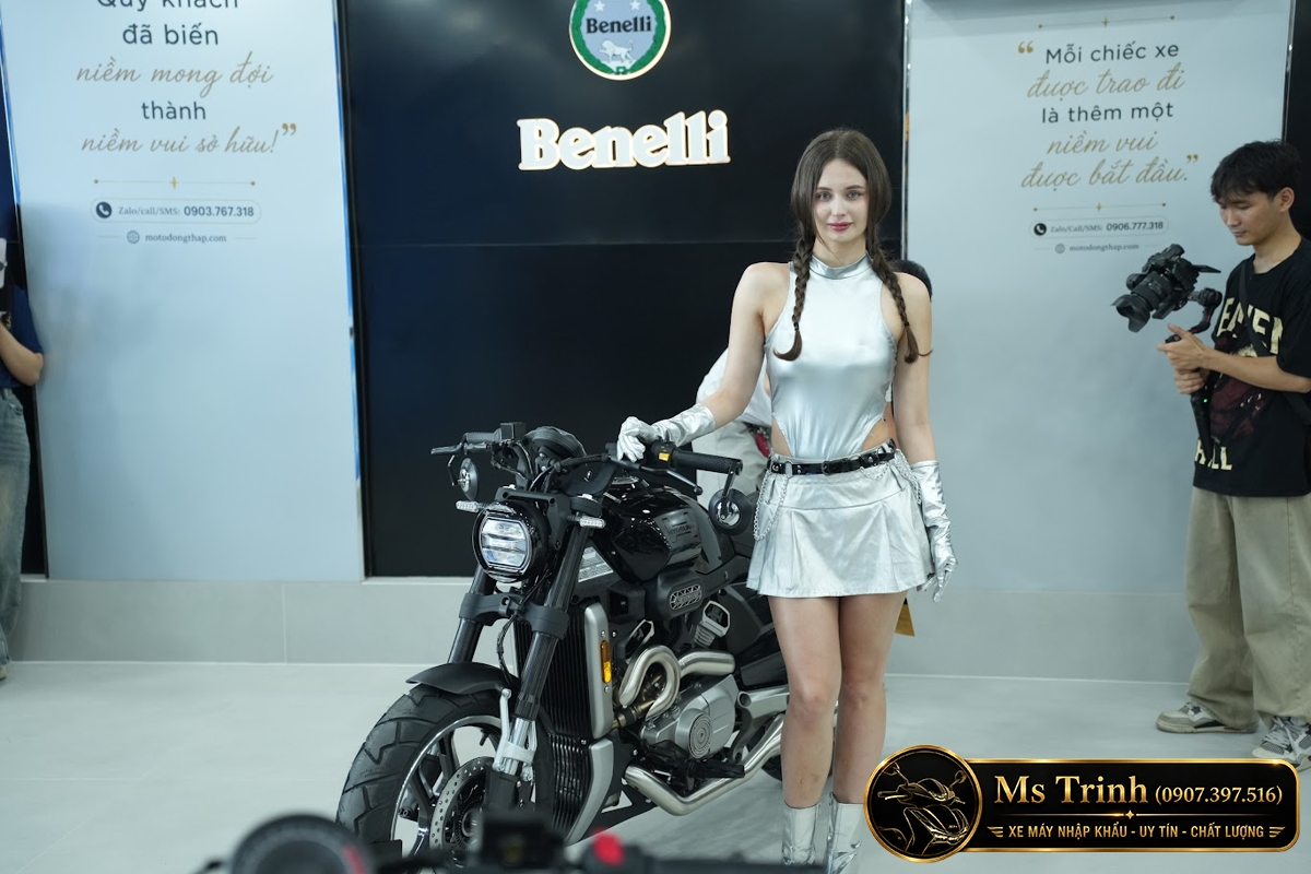 Phần đầu Hyosung GV350X với phanh đĩa và phuộc trước