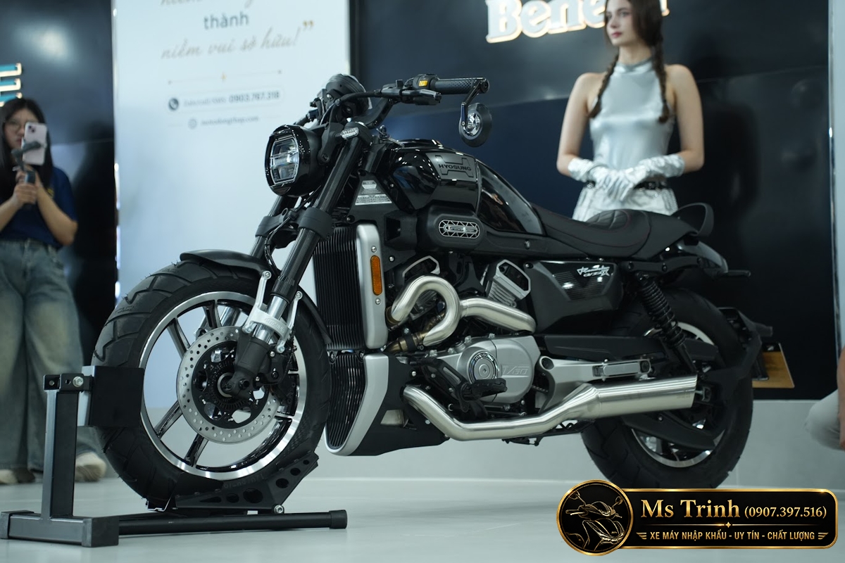 Toàn cảnh Hyosung GV350X màu đen nhìn từ bên trái
