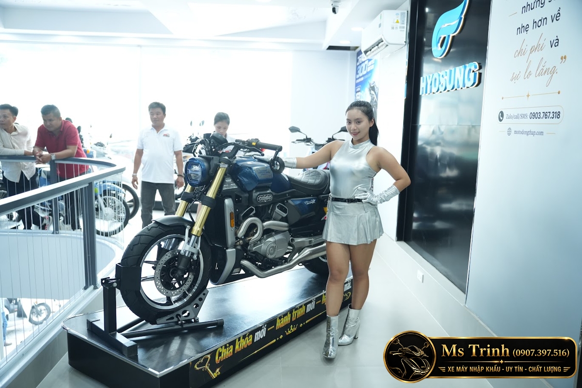 Hyosung GV350X màu xanh dương cùng người mẫu tại sự kiện ra mắt