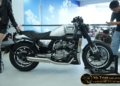 Hyosung GV350X màu bạc trưng bày cùng người mẫu