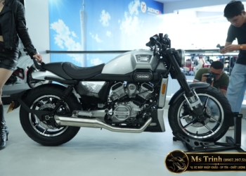 Hyosung GV350X màu bạc trưng bày cùng người mẫu