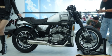 Hyosung GV350X màu bạc trưng bày cùng người mẫu