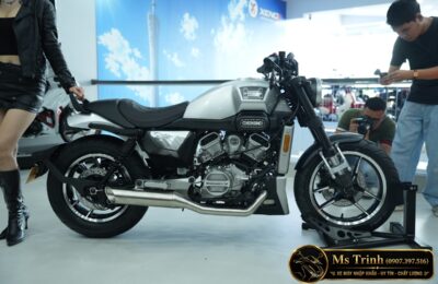 Hyosung GV350X màu bạc trưng bày cùng người mẫu