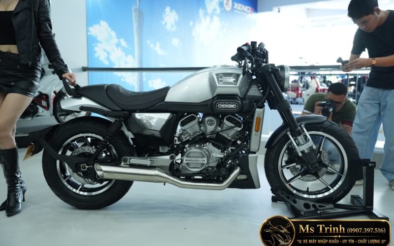 Hyosung GV350X màu bạc trưng bày cùng người mẫu