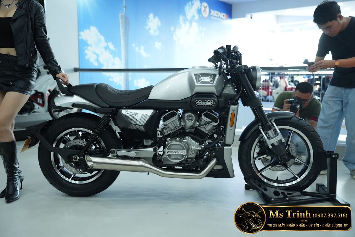 Hyosung GV350X màu bạc trưng bày cùng người mẫu