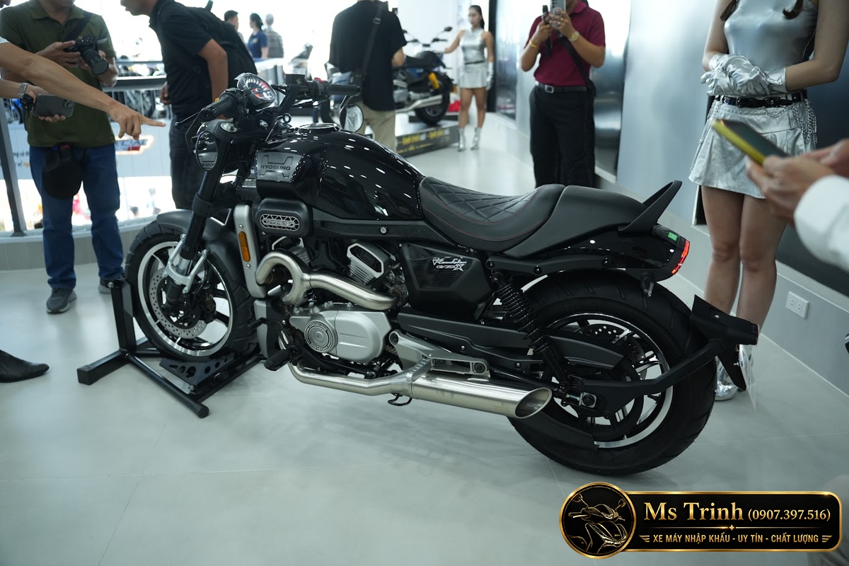 Toàn cảnh Hyosung GV350X màu đen tại Việt Nam
