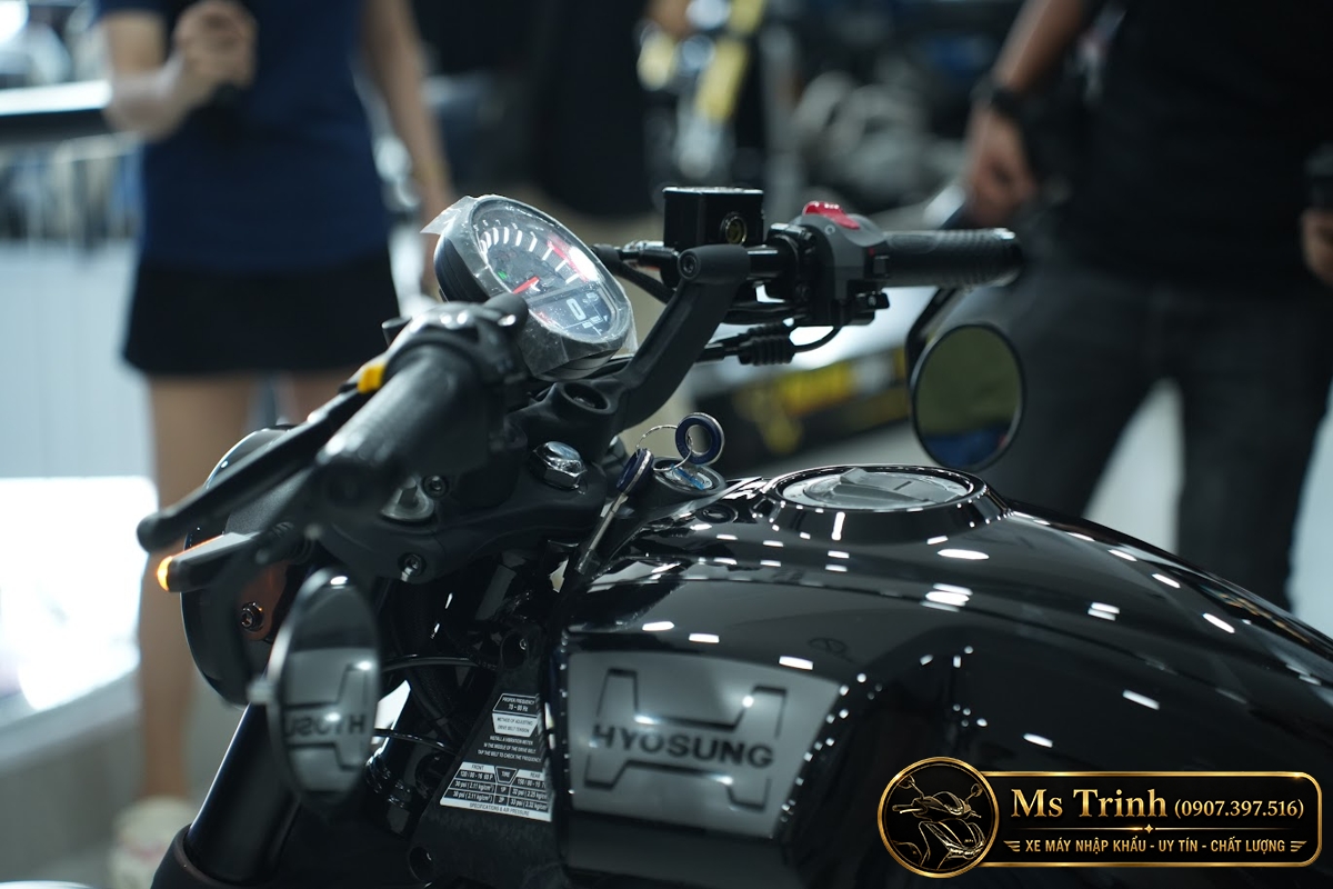 Khu vực tay lái và bình xăng Hyosung GV350X màu đen