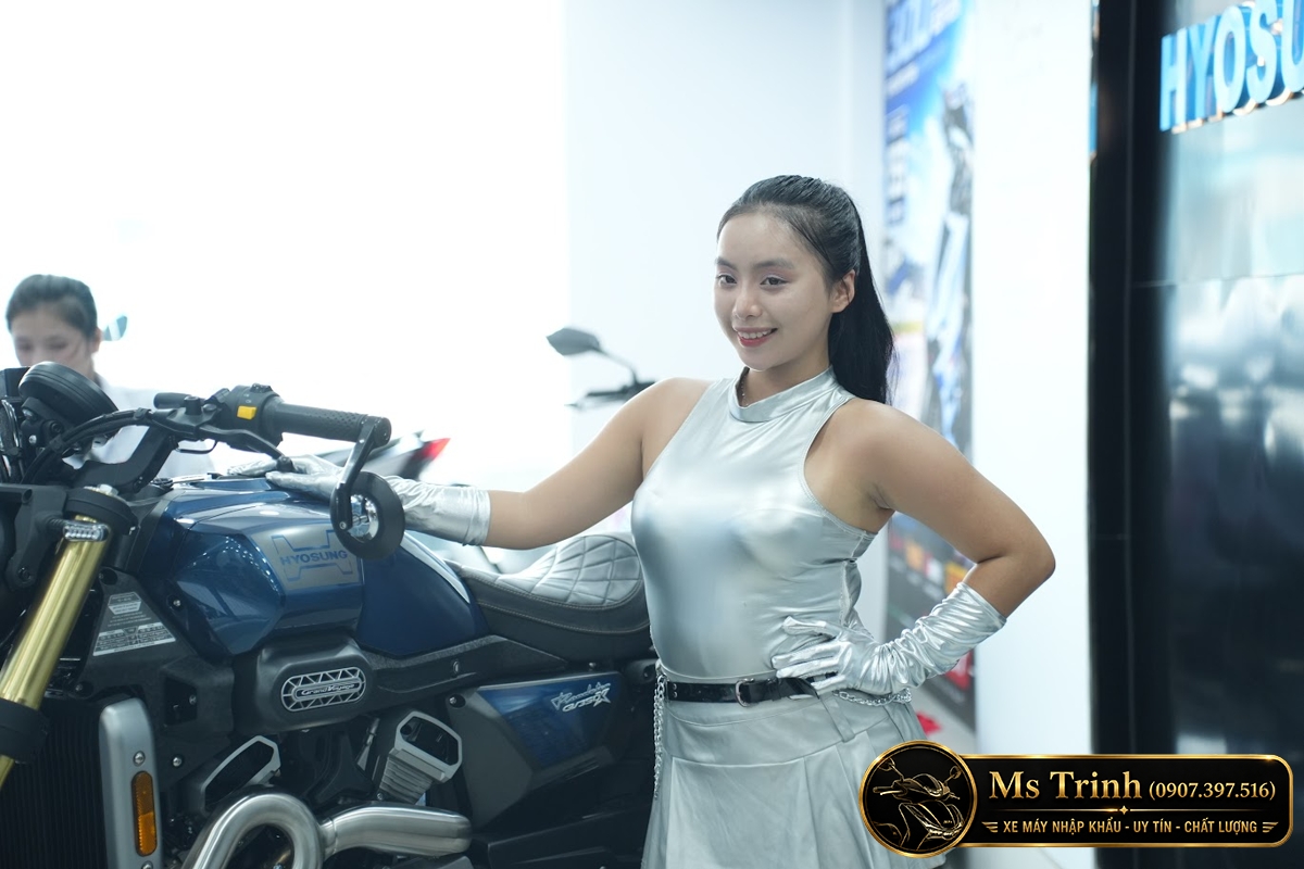 Người mẫu bên Hyosung GV350X xanh dương tại Việt Nam