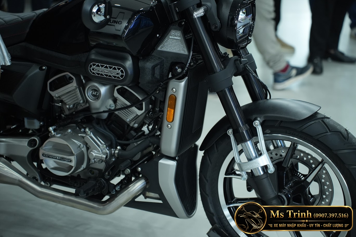 Cận cảnh động cơ V-Twin và ống xả Hyosung GV350X