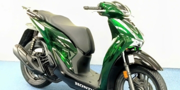Honda SH150 Vetro Green nhập Ý nguyên thùng góc nghiêng phía trước sang trọng