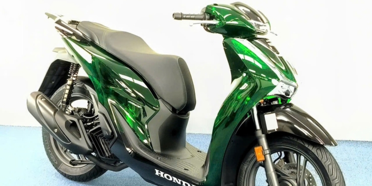 Honda SH150 Vetro Green nhập Ý nguyên thùng góc nghiêng phía trước sang trọng