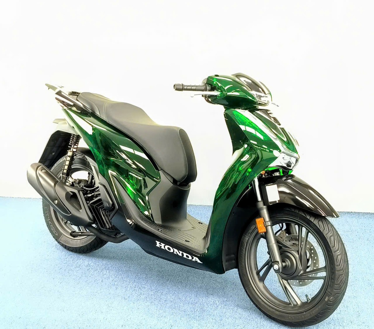 Honda SH150 Vetro Green nhập Ý nguyên thùng góc nghiêng phía trước sang trọng