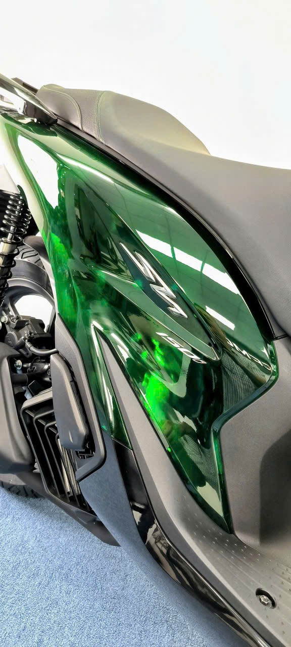 Logo Honda SH150 Vetro Green phiên bản giới hạn trên thân xe nhập Ý