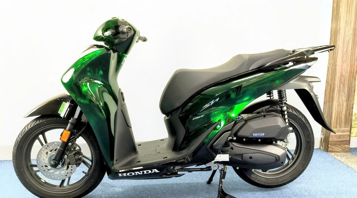 Honda SH150 Vetro Green nguyên thùng nhập Ý dưới ánh sáng tự nhiên