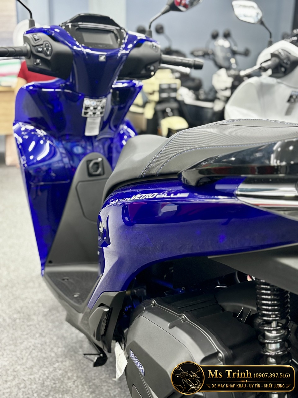 phong cách chuẩn Ý sang trọng của cận cảnh mặt tai láy xe Honda SH150 Vetro Blue Sapphire 2026