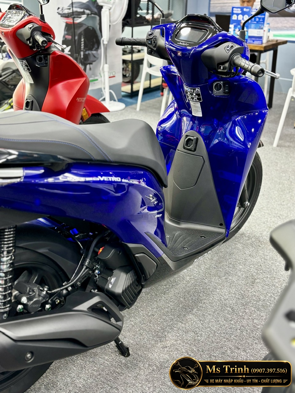 chất liệu nhưa Vetro thủy tin trong suốt xe SH150 Vetro Blue Sapphire 2026