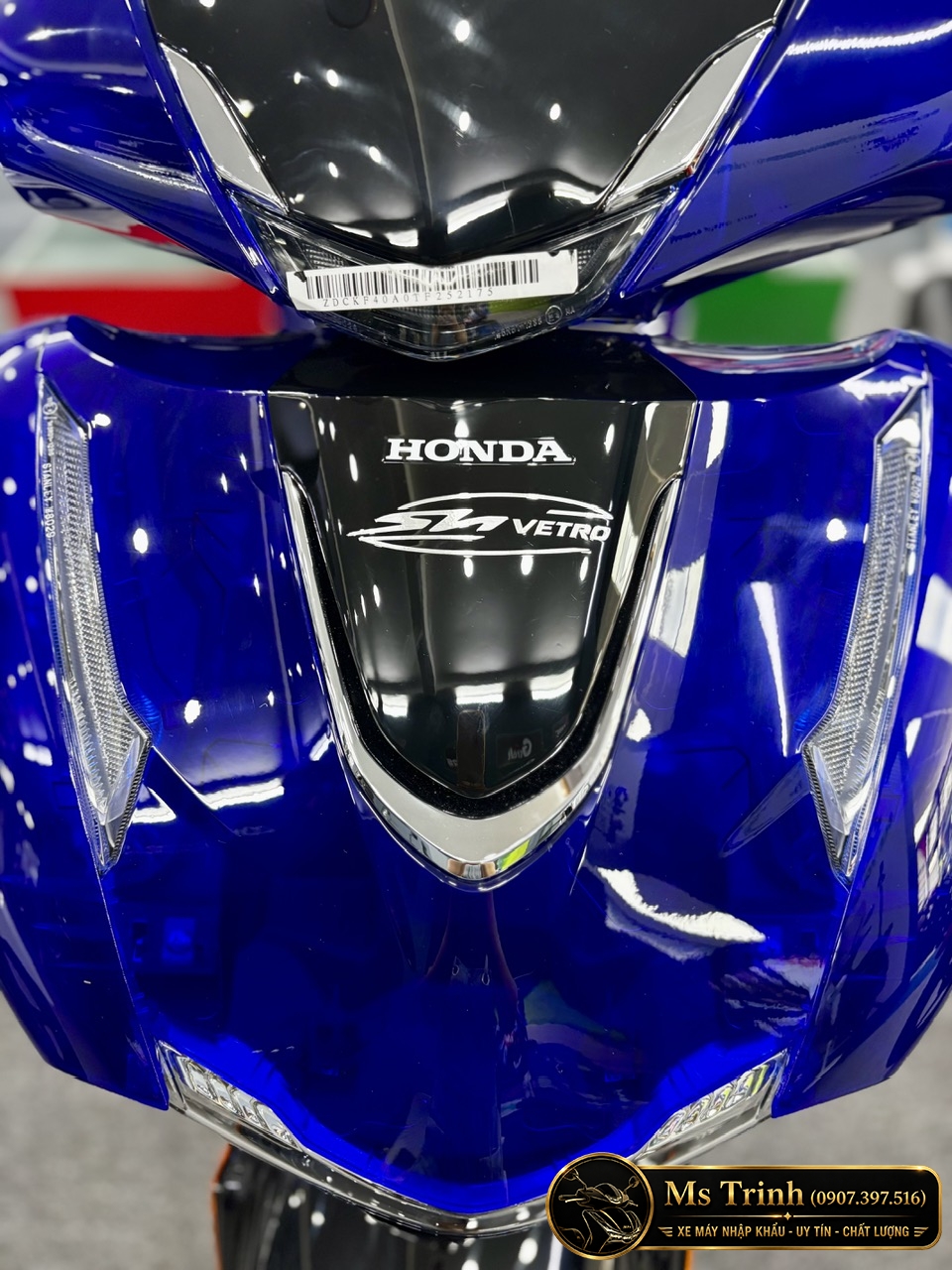 cận cảnh tem Honda SH Vetro Honda SH150 Vetro Blue Sapphire 2026