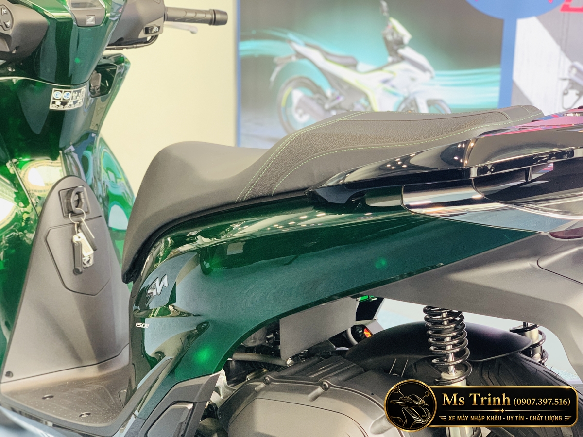 Thân sau SH150 Vetro Green nổi bật sắc xanh lục bảo cùng logo SH150i