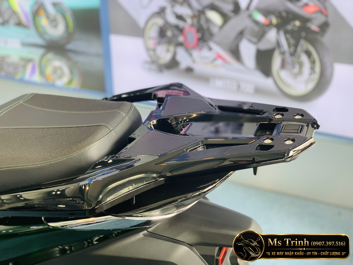 Tay dắt sau Honda SH150 Vetro Green hoàn thiện đen bóng liền thân xe