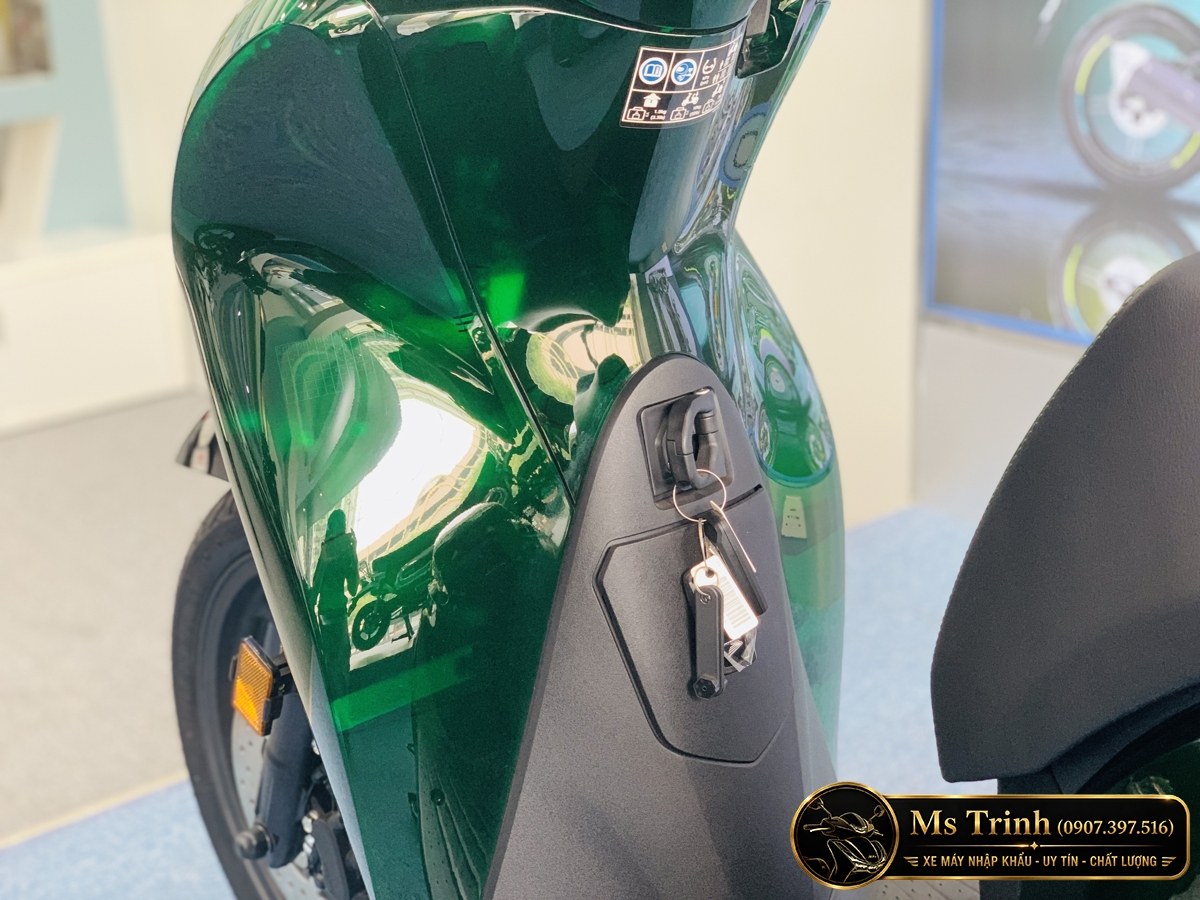 Hộc chứa đồ phía trước SH150 Vetro Green bố trí gọn bên trong yếm xe