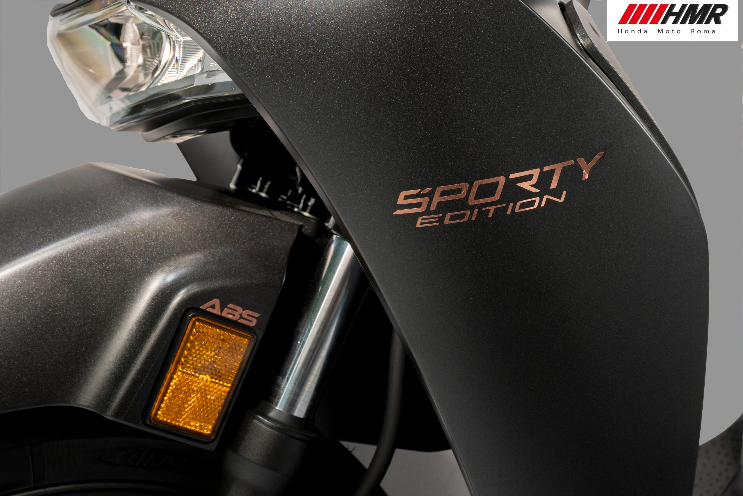 Cận cảnh tem Sporty Edition và hệ thống ABS trên Honda SH150 Sporty màu đen 2026