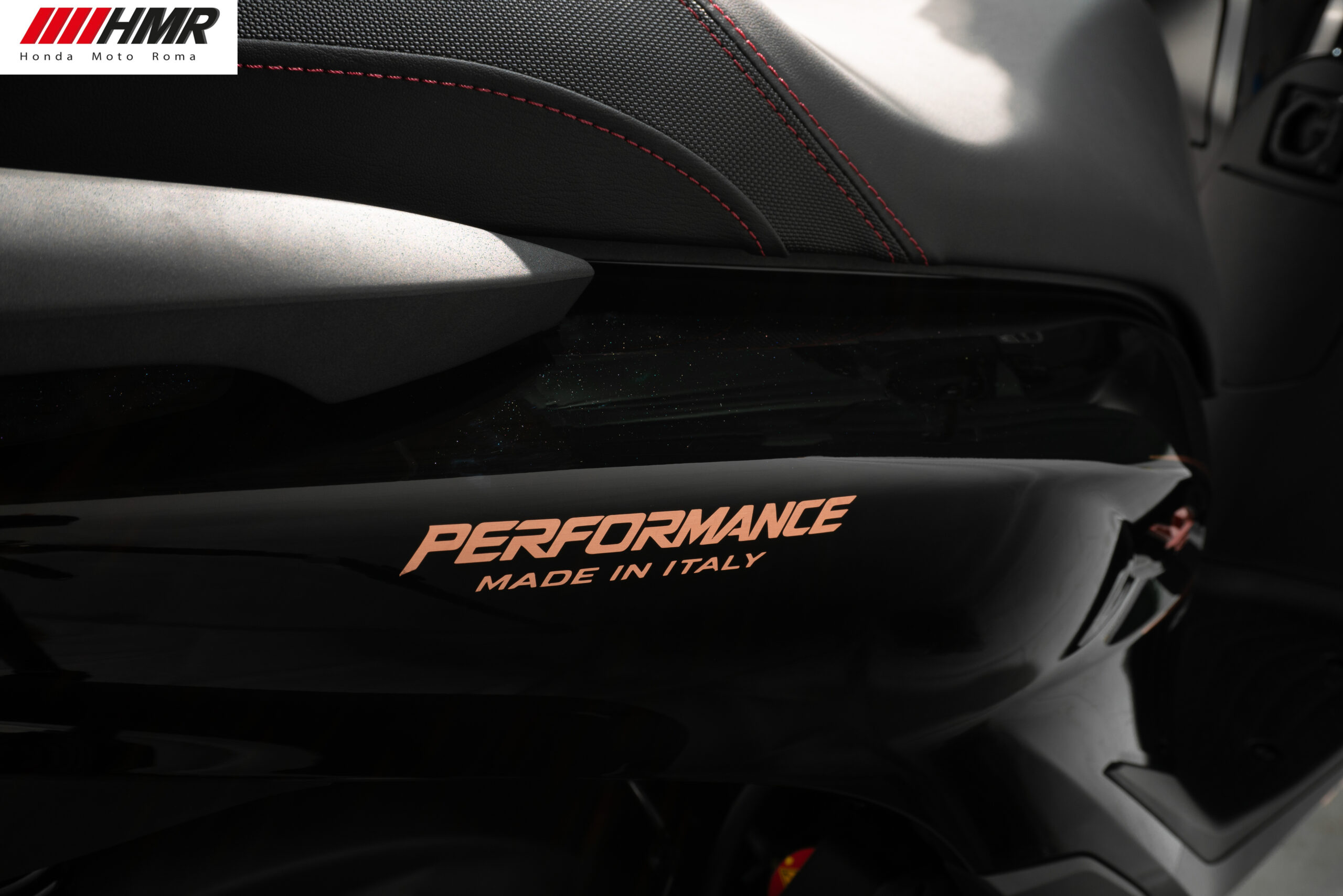 Tem Performance Made in Italy trên thân Honda SH150 Sporty New Concept nhập Ý 2026