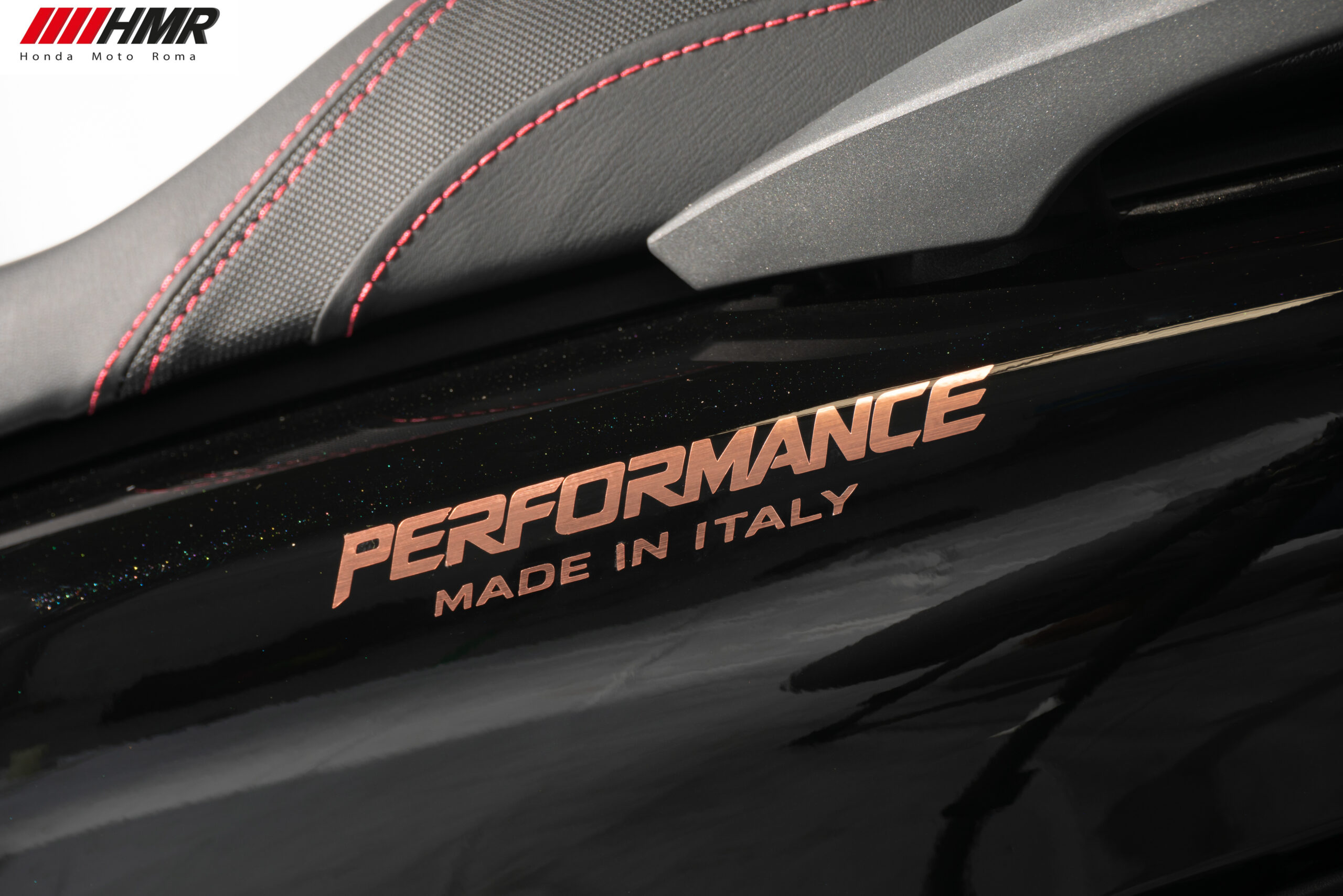 Chi tiết tem Performance Made in Italy màu đồng trên Honda SH150 Sporty màu đen nhập Ý