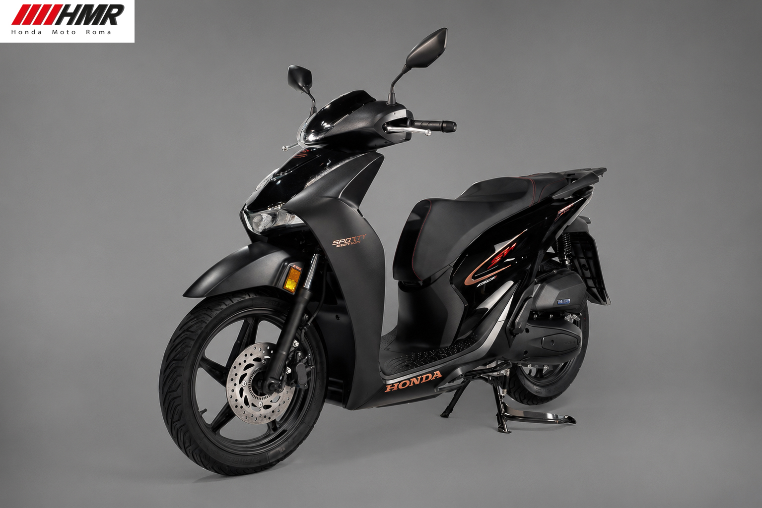 Góc chéo phía trước Honda SH150 Sporty New Concept màu đen 2026 nổi bật phong cách thể thao