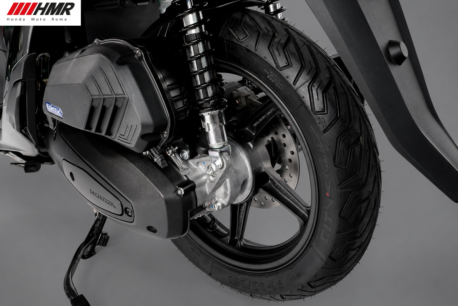 Cận cảnh bánh sau phanh đĩa và động cơ eSP Honda SH150 Sporty nhập Ý 2026