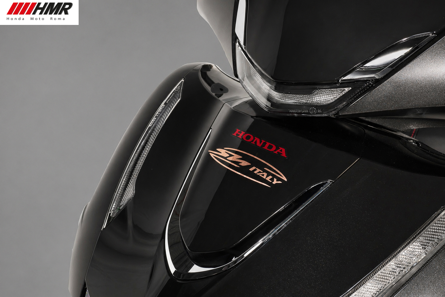 Chi tiết mặt trước Honda SH150 Sporty New Concept 2026 với logo Honda và tem Italy