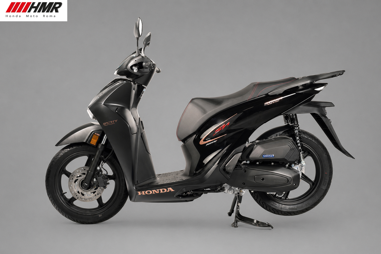 Honda SH150 Sporty màu đen nhập Ý 2026 nhìn ngang bên trái khoe dáng xe thanh lịch